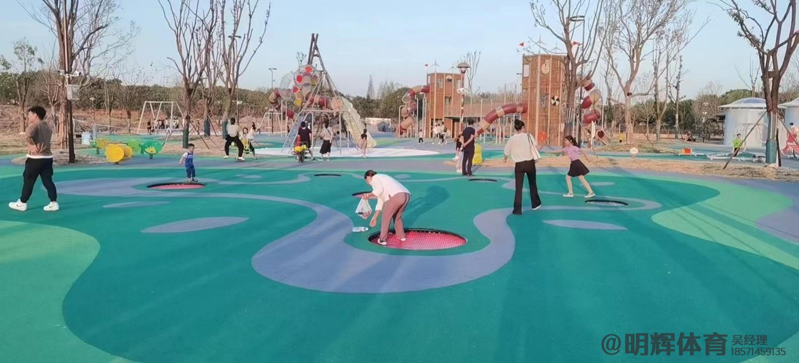 措美公园跑道是用什么材料做成的